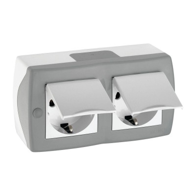 Розетка на 2 поста с заземлением и крышкой Mono Electric Octans IP20 16А 250В бело-серый 104-020001-184